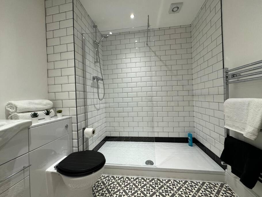 Entire Apartment In Waterloo Экстерьер фото